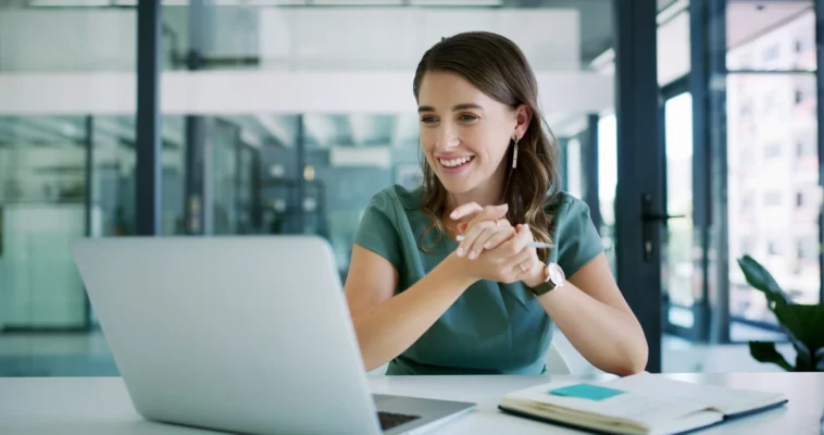 Personne suivant un module e-learning sur ordinateur portable