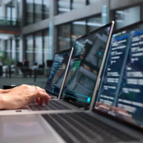 Développement de logiciels sur plusieurs écrans pour comparer solution standard et développement sur mesure