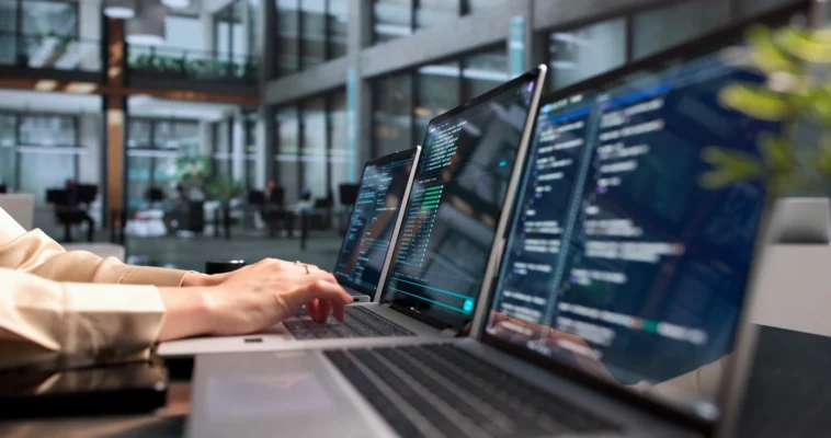 Développement de logiciels sur plusieurs écrans pour comparer solution standard et développement sur mesure