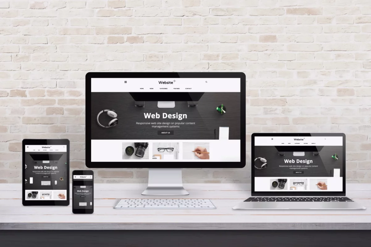 Site Web affiché sur ordinateur, tablette, smartphone et ordinateur portable