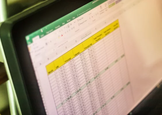 Tableur Excel utilisé pour gérer des données avant le passage à un outil métier
